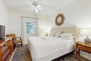 3 bedrooms, iron/ironing board, WiFi, bed sheets - Comfortable ground floor condo with pool & hot tub access, W&D, WiFi, and AC (Miramar Beach)