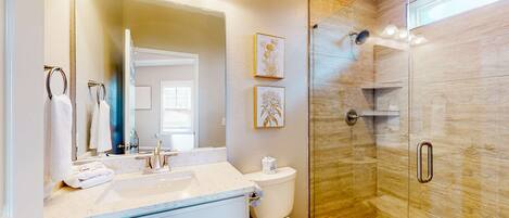 Douche, sĂšche-cheveux, serviettes fournies