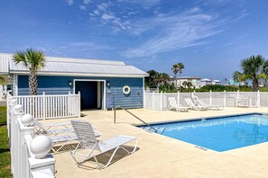 Pool - Coastal dog-friendly cottage with pool access, grill, board games, W/D, & AC (Mexico Beach)