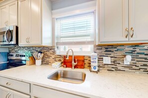 Fridge, microwave, oven, stovetop - Coastal dog-friendly cottage with pool access, grill, board games, W/D, & AC (Mexico Beach)