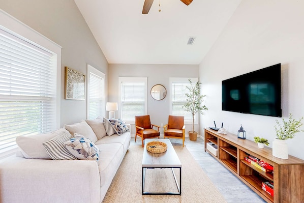 TV, offices - Coastal dog-friendly cottage with pool access, grill, board games, W/D, & AC (Mexico Beach)