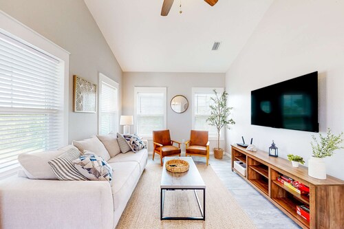 Coastal dog-friendly cottage with pool access, grill, board games, W/D, & AC