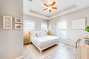 2 bedrooms, iron/ironing board, travel cot, WiFi - Coastal dog-friendly cottage with pool access, grill, board games, W/D, & AC (Mexico Beach)