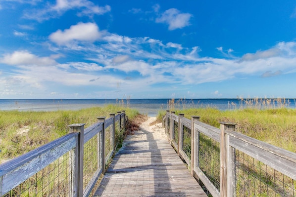 Beach - Bay-side, dog-friendly getaway with pool & themed kids rooms (Port St. Joe)