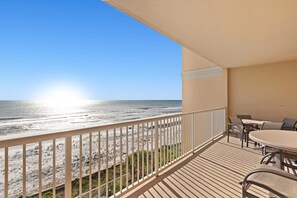 Outdoor dining - Gulf Front Condo Fun Amenities, Nearby Shopping & Dining (Fort Walton Beach)