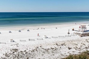 On the beach - Gulf Front Condo Fun Amenities, Nearby Shopping & Dining (Fort Walton Beach)