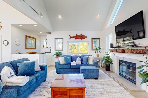 Newly renovated home with tennis, private pool, deck, & fireplace - dog-friendly