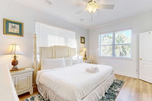 4 bedrooms, iron/ironing board, travel cot, WiFi - Newly renovated home with tennis, private pool, deck, & fireplace - dog-friendly (St. George Island)