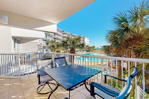 Outdoor dining - Destin West Gulfside 216 - Lovely waterfront condo with pool, hot tub, fitness area, & washer&dryer (Fort Walton Beach)