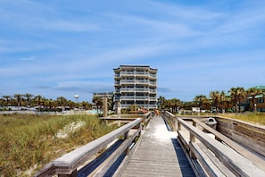 Property grounds - Destin West Gulfside 216 - Lovely waterfront condo with pool, hot tub, fitness area, & washer&dryer (Fort Walton Beach)