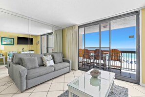 TV, DVD player, offices - 5th floor condo w/splash pad, multiple pools, and on-site bar (Destin)