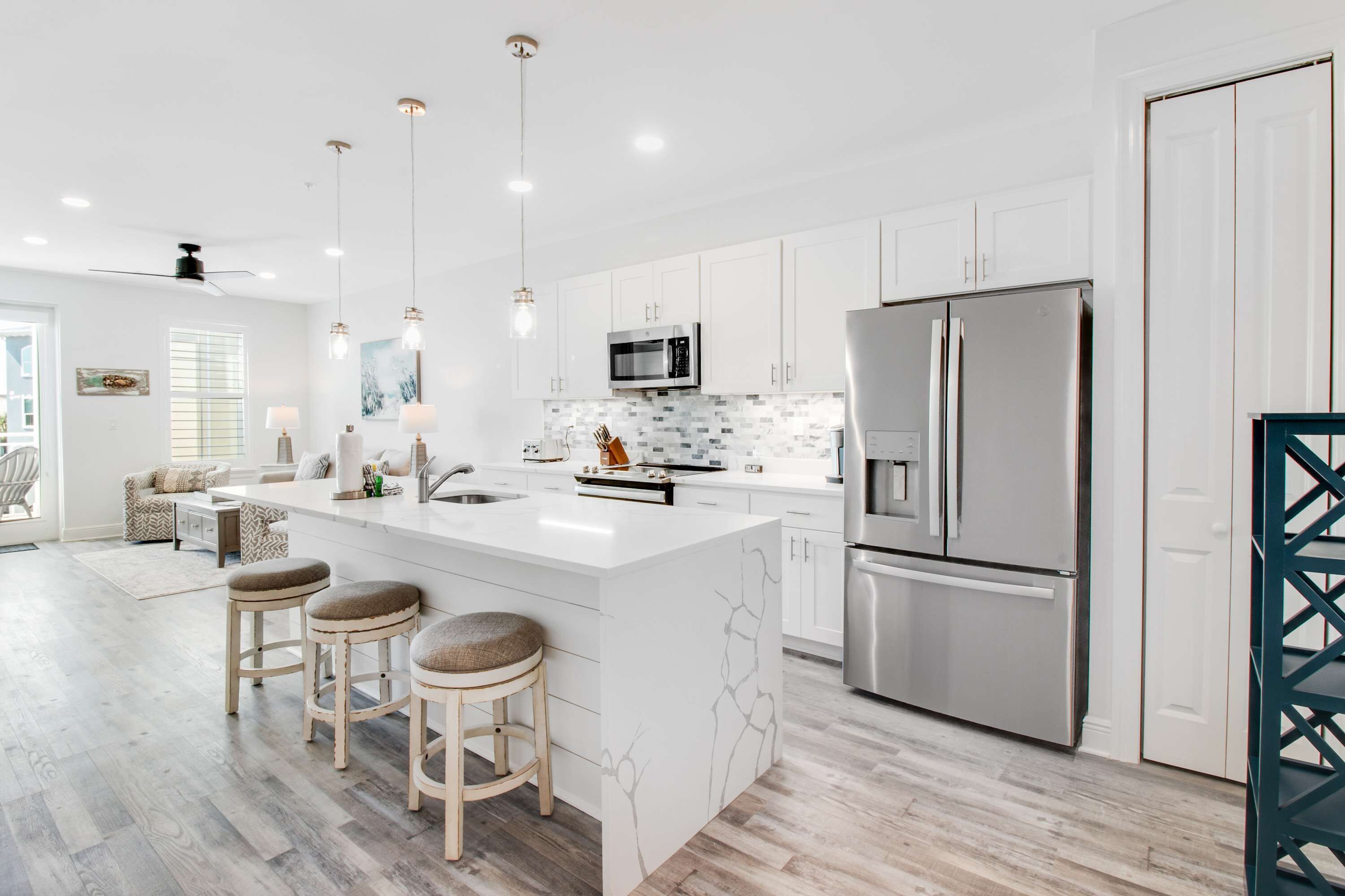 ثلاجة، ميكروويف، فرن، موقد طهي مسطح