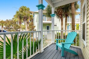 Property grounds - Charming getaway with lovely porches & shared pool - walk to the beach (Santa Rosa Beach)