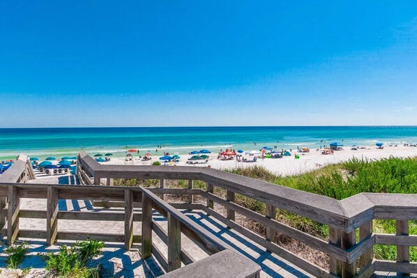 Beach nearby - Charming getaway with lovely porches & shared pool - walk to the beach (Santa Rosa Beach)