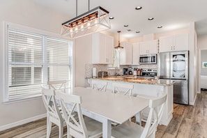 Dining - Charming getaway with lovely porches & shared pool - walk to the beach (Santa Rosa Beach)