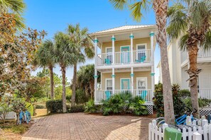 Exterior - Charming getaway with lovely porches & shared pool - walk to the beach (Santa Rosa Beach)