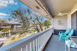 Property grounds - Cozy coastal condo, dog friendly with shared pool and close to beach (Santa Rosa Beach)