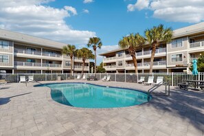 Pool - Cozy coastal condo, dog friendly with shared pool and close to beach (Santa Rosa Beach)