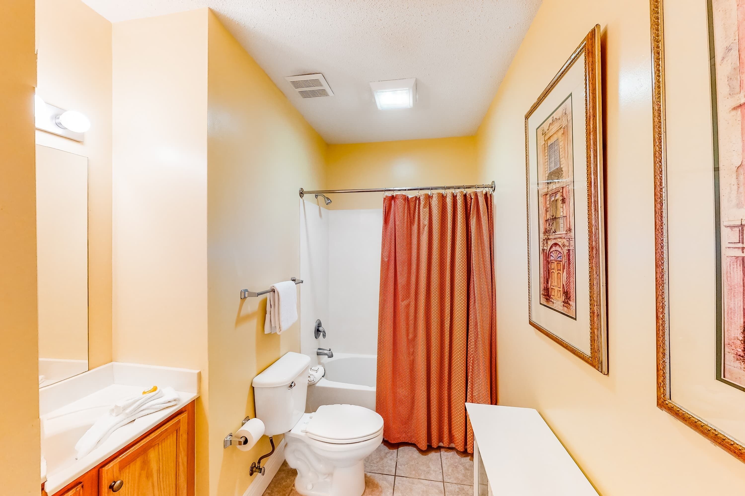 Une salle de bain avec des toilettes, un lavabo et une baignoire.