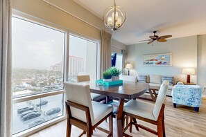 Dining - Luxe Luau condo w/on-site pool, golf & marina - steps to beach (Miramar Beach)