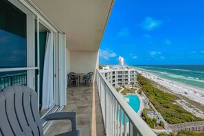 Property grounds - Beach front condo with washer&dryer, shared pool and beach access (Santa Rosa Beach)