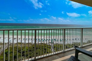 On the beach - Beach front condo with washer&dryer, shared pool and beach access (Santa Rosa Beach)