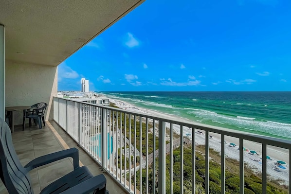 Property grounds - Beach front condo with washer&dryer, shared pool and beach access (Santa Rosa Beach)
