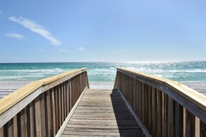 On the beach - Oceanfront penthouse with pool access, majestic ocean views, washer&dryer, & AC (Fort Walton Beach)