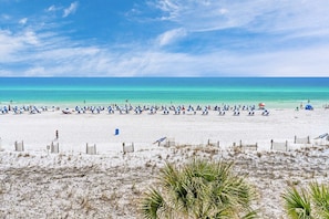 On the beach - Seaside condo with wonderful beach views, balcony, grill, pool, hot tub, & gym (Fort Walton Beach)
