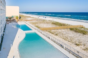 Ein Hotel mit Poolbereich, Zugang zum Strand und Meerblick.