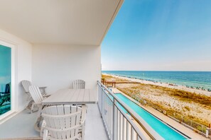 Ein Balkon mit Blick auf Strand und Meer.