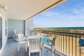 Outdoor dining - Beautiful beachfront condo with shared pool & beach access! (Fort Walton Beach)