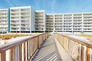 Exterior - Beautiful beachfront condo with shared pool & beach access! (Fort Walton Beach)