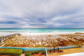 On the beach - Beautiful beachfront condo with shared pool & beach access! (Fort Walton Beach)