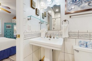 Shower, towels - Cozy coastal condo with shared pool, washer/dryer,and beach access (St. George Island)