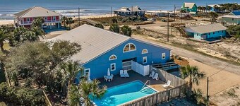 Cozy coastal condo with shared pool, washer/dryer,and beach access