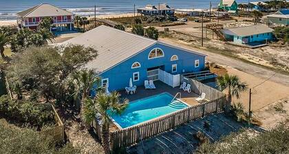 Cozy coastal condo with shared pool, washer/dryer,and beach access