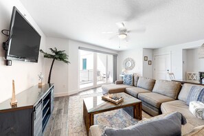 TV, DVD player, offices - Blu 400 - Spacious, gulf-front condo with resort amenities -  near restaurants (Fort Walton Beach)