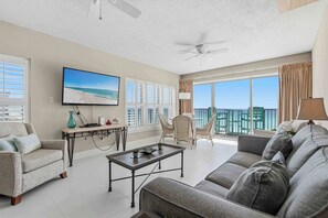TV, offices - Spacious beachfront condo with full kitchen, shared pool and beach access (Fort Walton Beach)