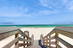 On the beach - Spacious beachfront condo with full kitchen, shared pool and beach access (Fort Walton Beach)