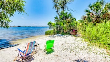 Una spiaggia nelle vicinanze