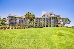 Exterior - Second-floor studio with pool, high-speed WiFi, kitchenette & central AC (Fort Walton Beach)