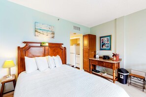 Iron/ironing board, Internet, bed sheets - Second-floor studio with pool, high-speed WiFi, kitchenette & central AC (Fort Walton Beach)