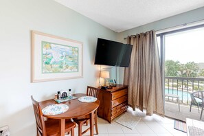 Dining - Second-floor studio with pool, high-speed WiFi, kitchenette & central AC (Fort Walton Beach)