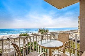 Outdoor dining - Third-floor, oceanfront condo with pool, hot tub & fast WiFi (Fort Walton Beach)
