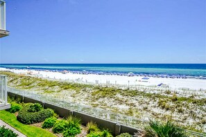On the beach - Third-floor, oceanfront condo with pool, hot tub & fast WiFi (Fort Walton Beach)