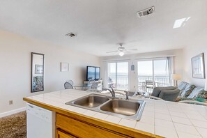 Interior - 3rd Floor Bright Gulf-Front Condo with Views, Close To Entertainment (Fort Walton Beach)