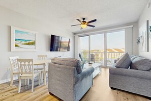 TV, offices - Gorgeous multi unit, two full kitchens, sound view and shared pool (Fort Walton Beach)