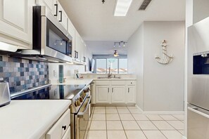Fridge, microwave, oven, stovetop - Gorgeous multi unit, two full kitchens, sound view and shared pool (Fort Walton Beach)