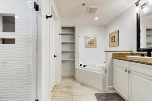 Shower, towels - Modern , Beachfront Condo with Shared Pools, Nearby Activities, Shops, Restaurants (Fort Walton Beach)